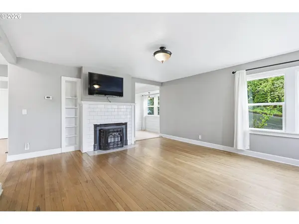 1102 CENTER ST, Oregon City, OR 97045