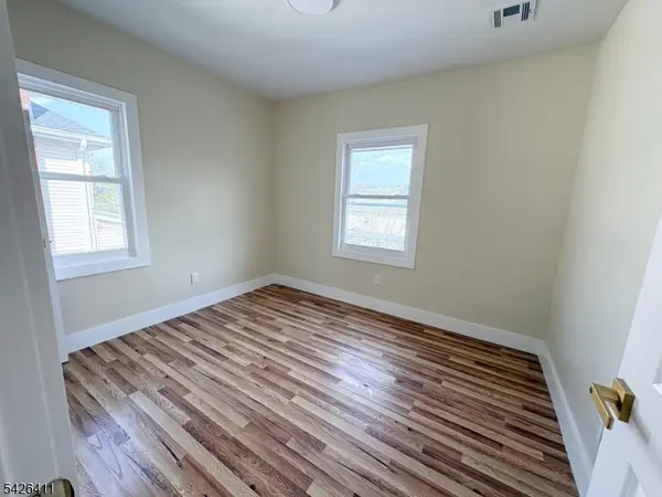 87 Pine Grove Ter, Newark City, NJ 07106