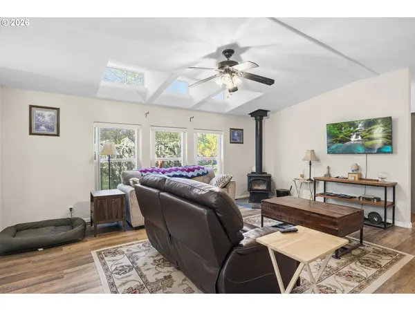 1342 ORCHARD LN, Roseburg, OR 97471