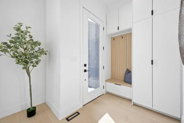 2105 7 ST NE, Calgary, AB T2E 4C7