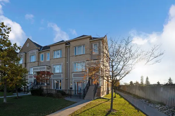 60 Fairwood CIR #38, Brampton, ON L6R 0Y6