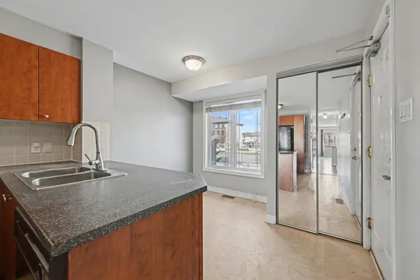 554 CHAPMAN MILLS DR #A, Barrhaven, ON K2J 0J2