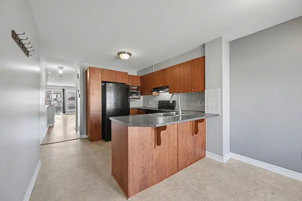 554 CHAPMAN MILLS DR #A, Barrhaven, ON K2J 0J2