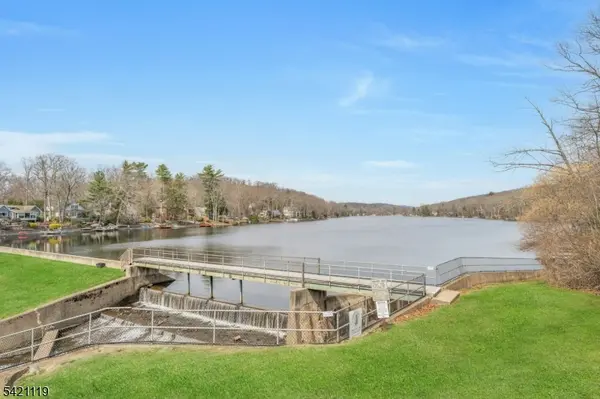 27 Bear Mountain Rd, Ringwood Boro, NJ 07456