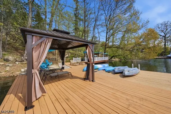 11 Deane Rd, Hopatcong Boro, NJ 07843