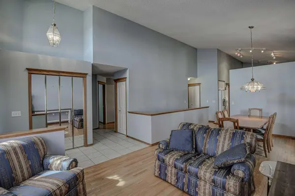 606 DIAMOND CT SE, Calgary, AB T2J 7C8