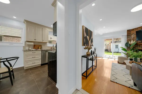 3158 Harris CRES, Mississauga, ON L5N 4Y5