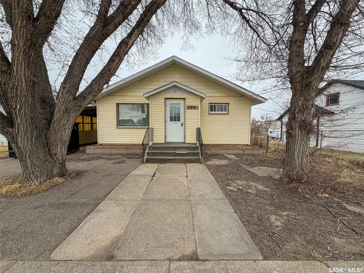 244 Maple STREET, Gull Lake, SK S0N 1A0