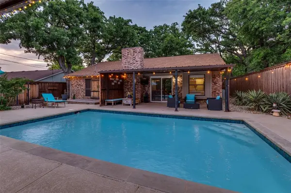 2116 Rainwood Court, Arlington, TX 76017