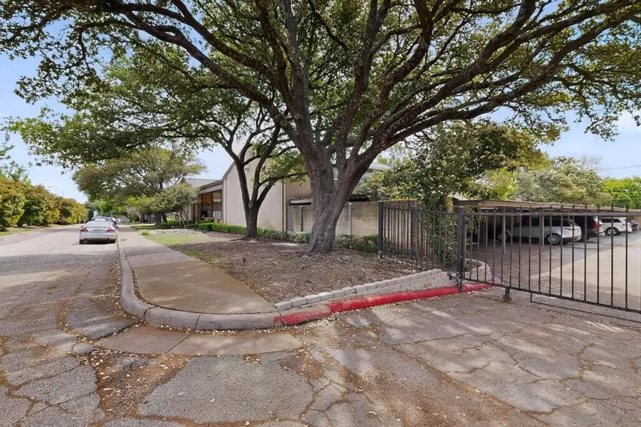 7506 W Northwest Highway #8, Dallas, TX 75225