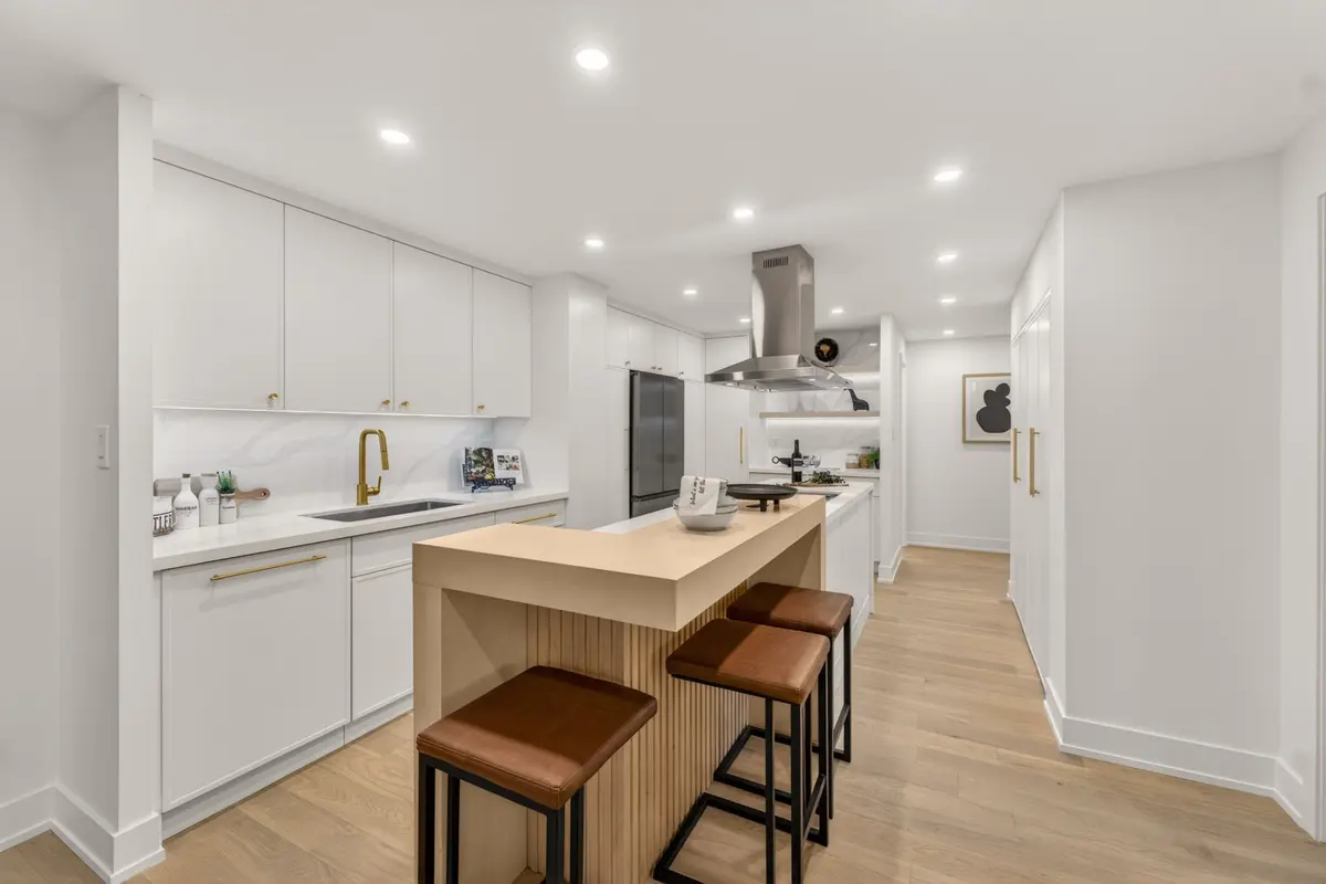 820 Burnhamthorpe RD #1409, Toronto W08, ON M9C 4W2