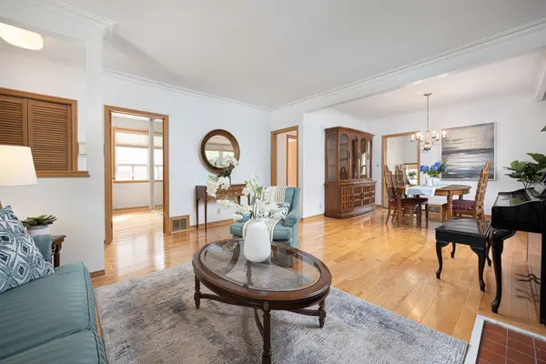 7 Doddington DR, Toronto W07, ON M8Y 1S3