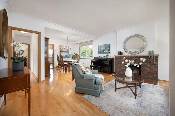 7 Doddington DR, Toronto W07, ON M8Y 1S3