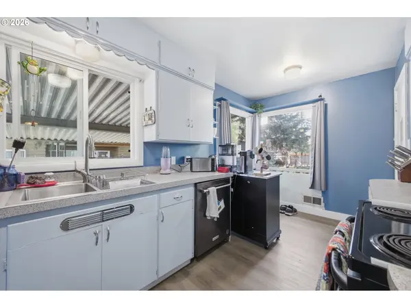 12101 SE LINCOLN ST, Portland, OR 97216