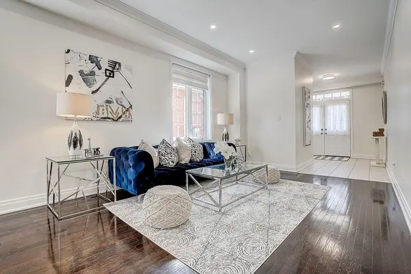 648 Tapestry LN, Newmarket, ON L3X 3C8