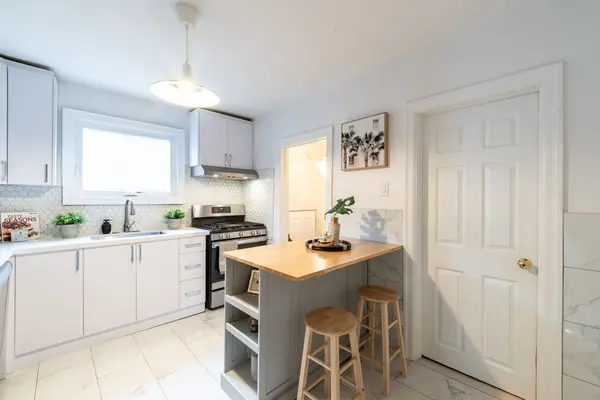 2 Birch Tree CRES, Toronto W04, ON M6M 2K8