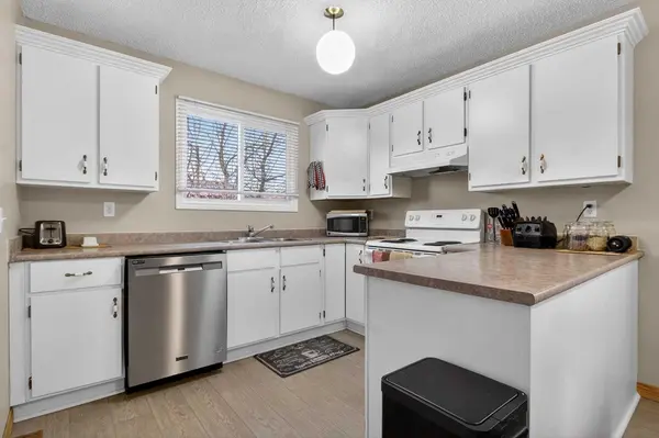 27 Bedford RD NE, Calgary, AB T3K 2K7