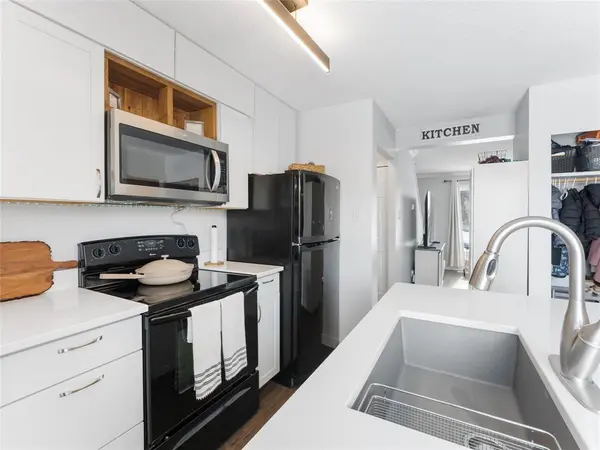 27 Garvie Bay, Winnipeg, MB R2K 4B5