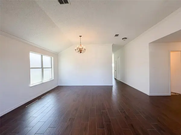 501 W Clover Park Drive, Fort Worth, TX 76140