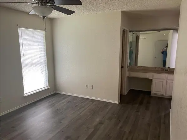 7420 Meadow Creek Drive, Fort Worth, TX 76133