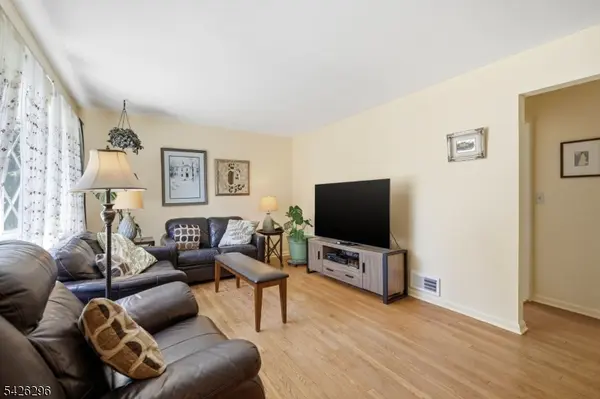 31 Dacotah Ave, Oakland Boro, NJ 07436