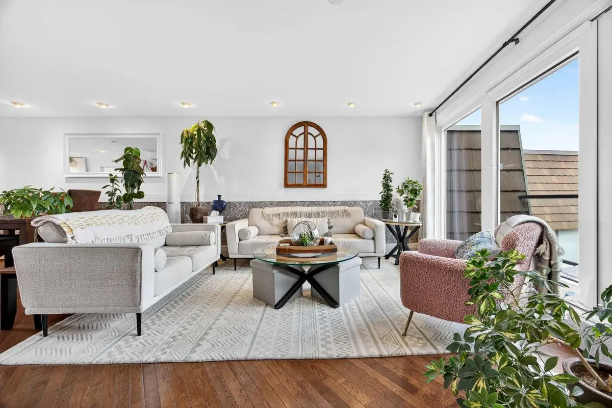 516 Cedar CRES SW #301, Calgary, AB T3C 2Y8