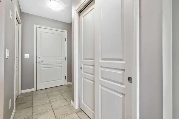 5115 Richard RD SW #412, Calgary, AB T3E 7M7