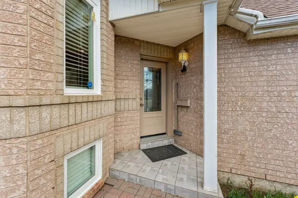 80 Pebblestone CIR, Brampton, ON L6X 4M8