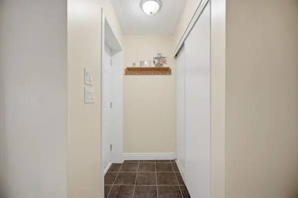 25 Richgrove DR #101, Toronto W09, ON M9R 0A3