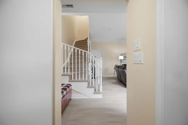 25 Richgrove DR #101, Toronto W09, ON M9R 0A3