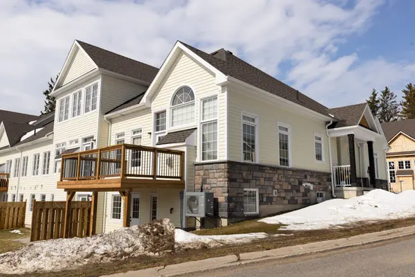 2 Leeds CT, Bracebridge, ON P1L 0B7