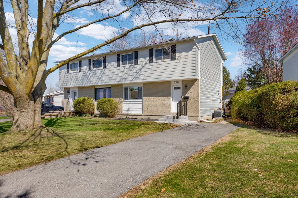 226 Old Colony RD, Kanata, ON K2L 1M7