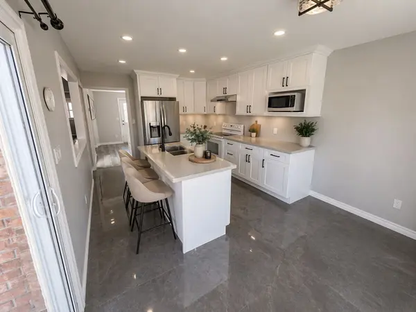 20 Newport AVE, Clarington, ON L1E 2B8