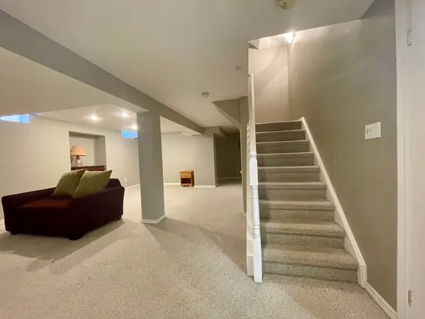 824 College Manor DR #Lower, Newmarket, ON L3Y 8G6