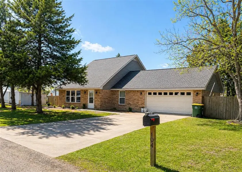 104 Cedar Creek Drive, Groesbeck, TX 76642