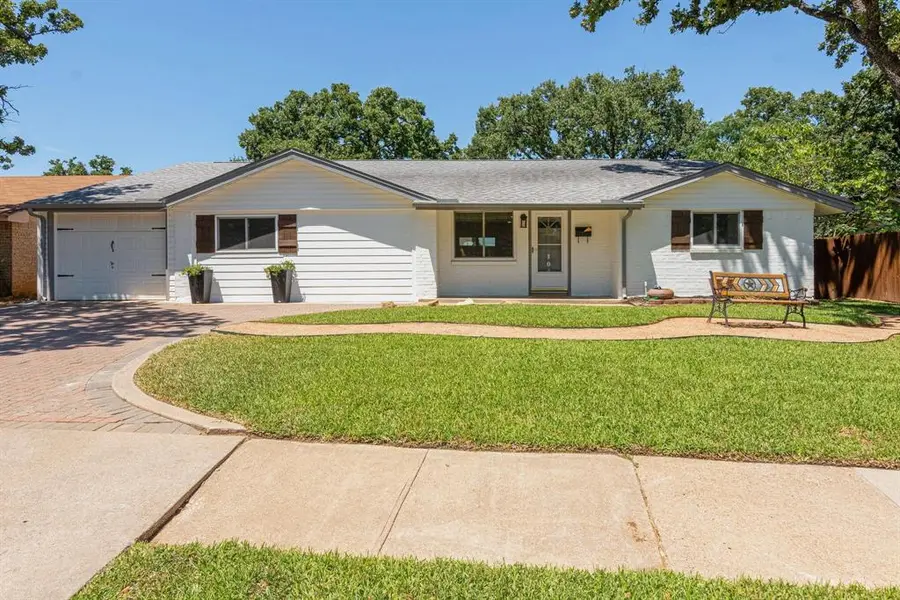 1044 Meadowbrook Drive, Grapevine, TX 76051