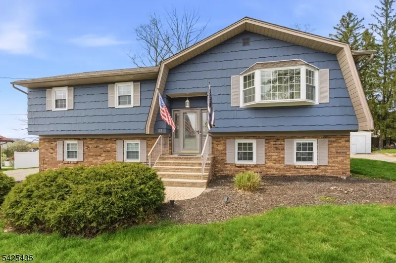 11 Overlook Dr, Rockaway Boro, NJ 07866