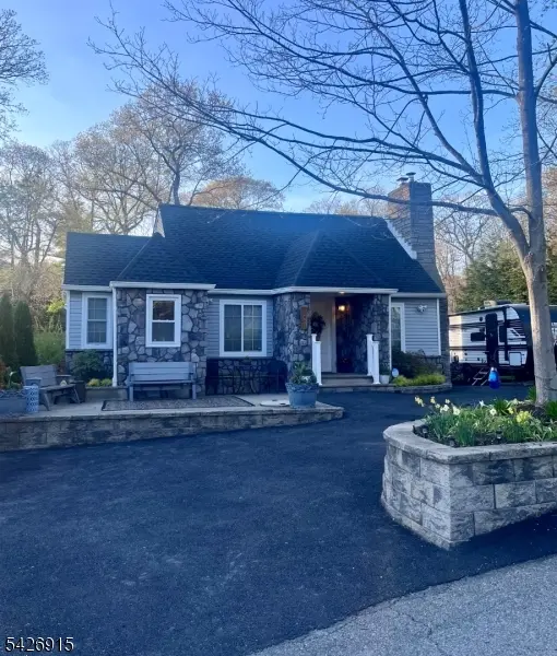 101 Pitney Rd, Hopatcong Boro, NJ 07821