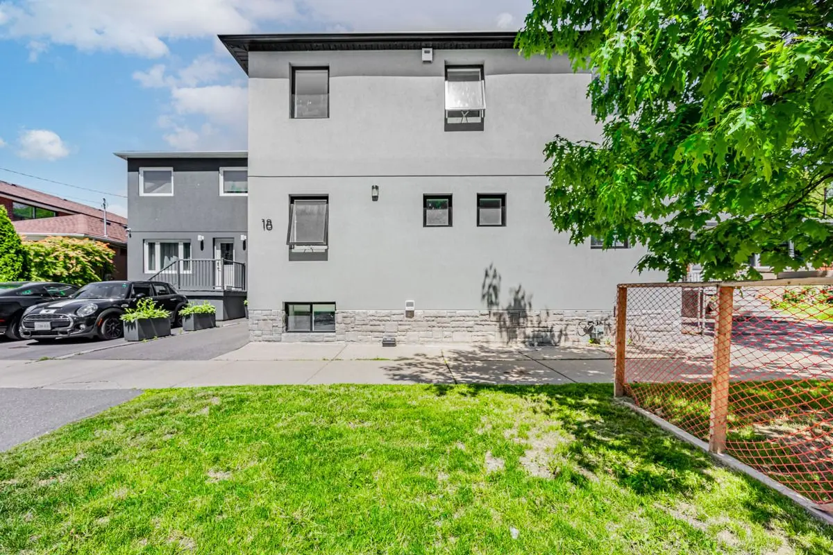 18 Cavell AVE, Toronto W06, ON M8V 1P2