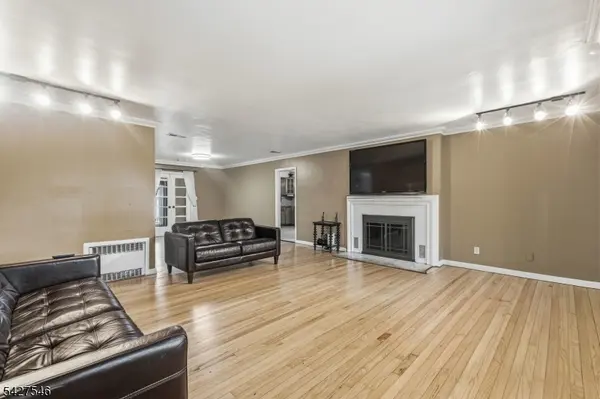 555 Riverside Dr, Elizabeth City, NJ 07208