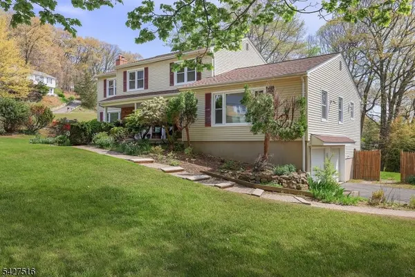 42 Ash Ln, Randolph Twp., NJ 07869