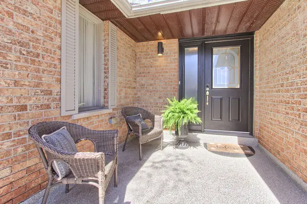 331 Primrose LN, Newmarket, ON L3Y 5Z3