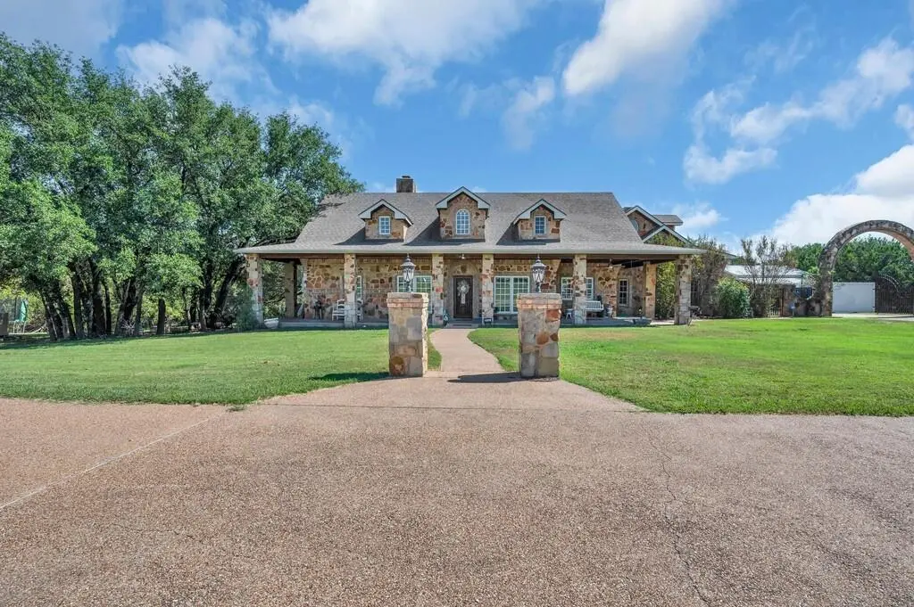 2300 N ROCK CREEK Road, Waco, TX 76708