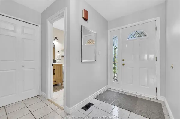 3009 SUFFOLK Street, Windsor, ON N8R 1P1