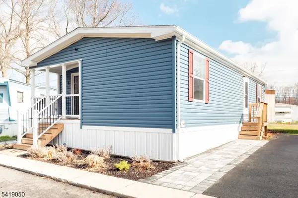 4 Oakdale Village Dr, South Brunswick Twp., NJ 08902