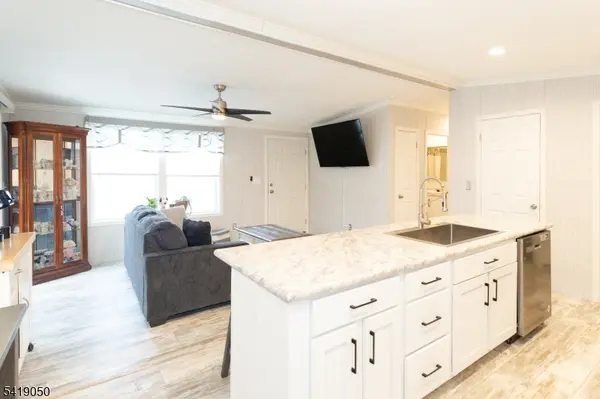 4 Oakdale Village Dr, South Brunswick Twp., NJ 08902