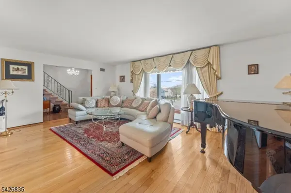 72 Pilgrim Dr, Clifton City, NJ 07013