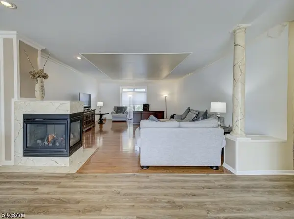 33 Catamaran Ct, Mount Arlington Boro, NJ 07856