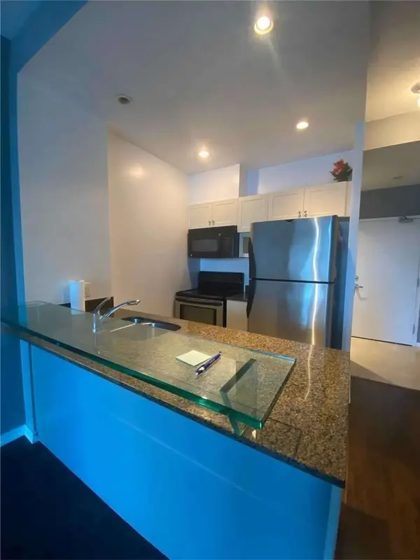 8 York ST #302, Toronto C01, ON M5J 2Y2