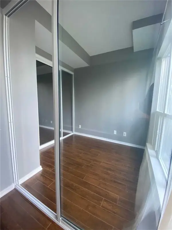 8 York ST #302, Toronto C01, ON M5J 2Y2